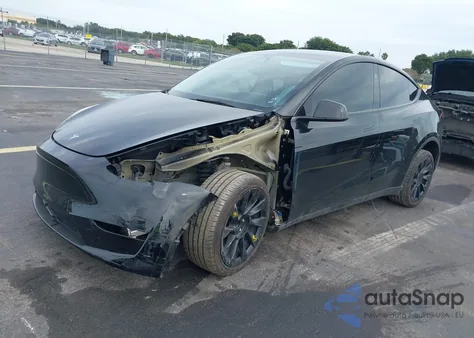 2025 Tesla Model Y Long Range Dual Motor Rear-Wheel Drive from USA, damaged, VIN 7SAYGDED4SA367652